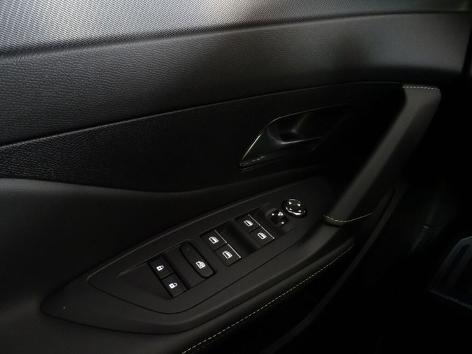 Peugeot 408, Peugeot 408 GT Hybrid 136 e-DCS6, barva modrá