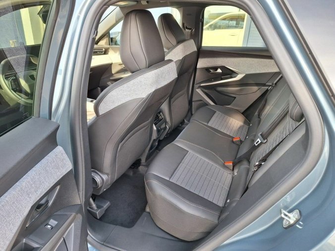 Peugeot 3008, Peugeot 3008 ALLURE Hybrid 136 e-DCS6, barva modrá