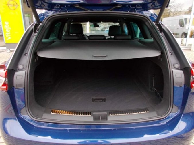 Opel Insignia, Ultimate Sports Tourer F 2.0 D, barva modrá