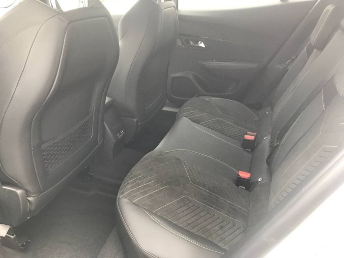 Peugeot 2008, Peugeot 2008 GT Hybrid  145 e-DCS6, barva bílá