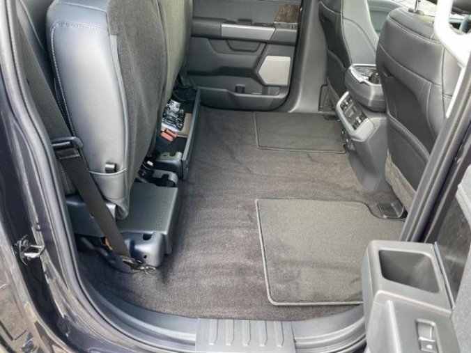 Ford F-150, SuperCrew 5,0 Lariat, barva šedá