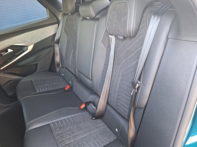 Peugeot 3008, Peugeot 3008 GT Elektromotor 157 kW / 210 k, barva modrá