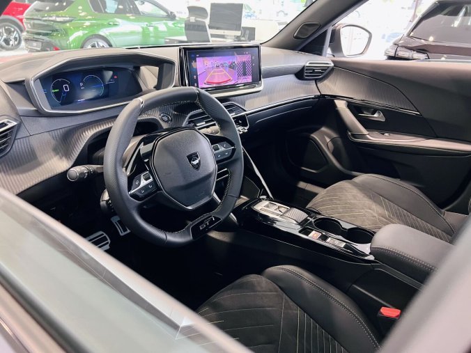 Peugeot 2008, Peugeot 2008 GT Elektro, e-dojezd 341km, barva bílá