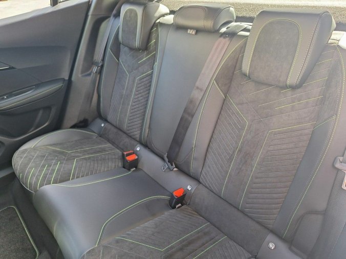 Peugeot 2008, Peugeot 2008 GT 1.2 PT 130k EAT8, barva bílá