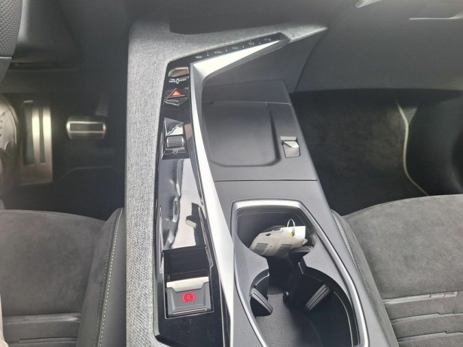 Peugeot 3008, Peugeot 3008 GT Hybrid 136 e-DCS6, barva šedá