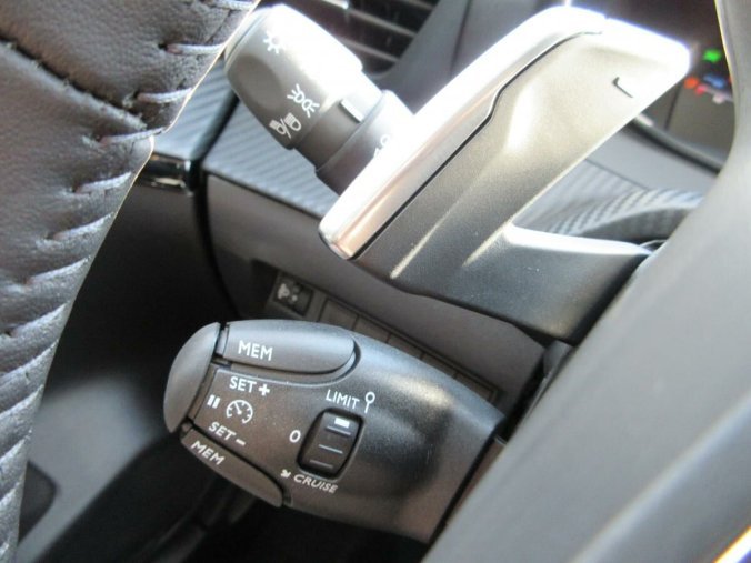 Peugeot 208, Peugeot 208 ALLURE Hybrid 100 e-DCS6, barva žlutá