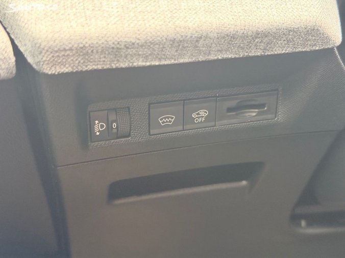 Peugeot 5008, Peugeot 5008 ALLURE Hybrid 145 e-DCS6, barva modrá