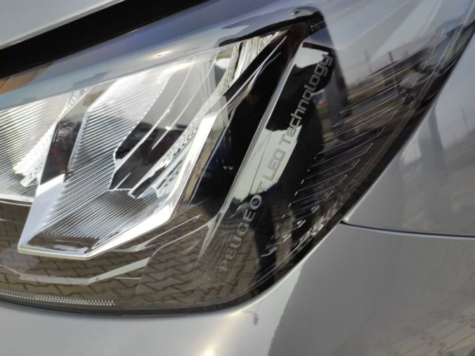 Peugeot 2008, Peugeot 2008 ALLURE 1.2 136k HY AUTOMAT, barva šedá