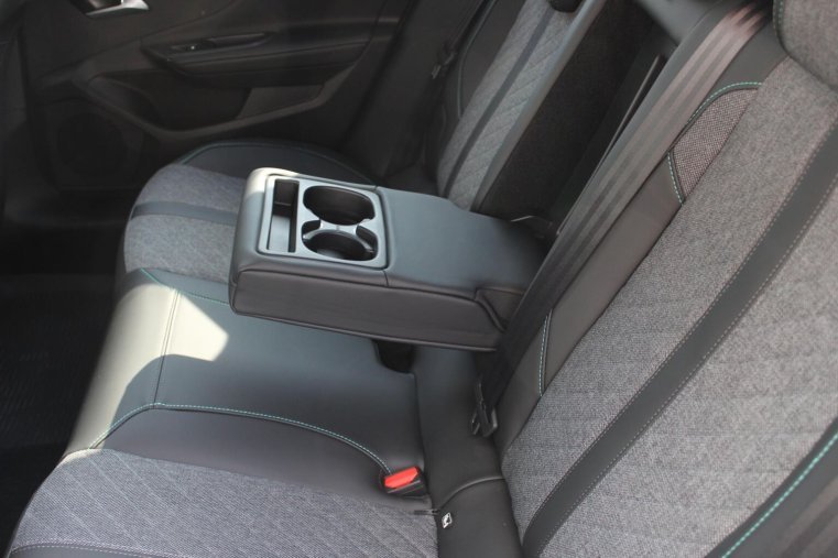 Peugeot 408, Peugeot 408 ALLURE Hybrid 145 e-DCS6, barva bílá
