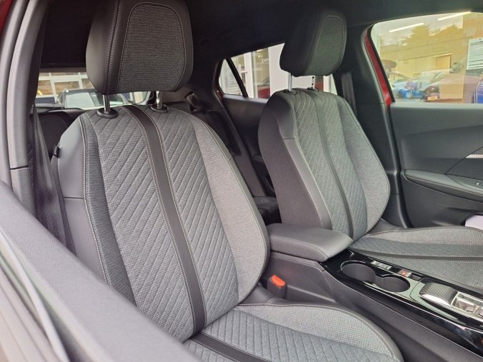 Peugeot 2008, Peugeot 2008 e-ALLURE 115 kW / 156 k (Bater, barva červená