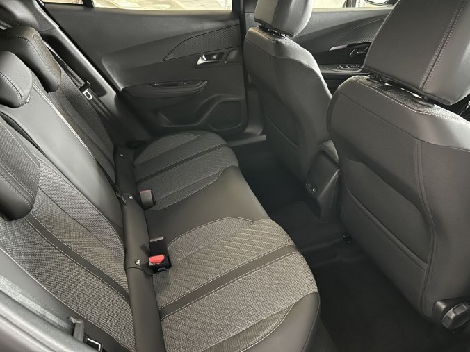Peugeot 2008, Peugeot 2008 ALLURE Hybrid 145 e-DCS6, barva modrá