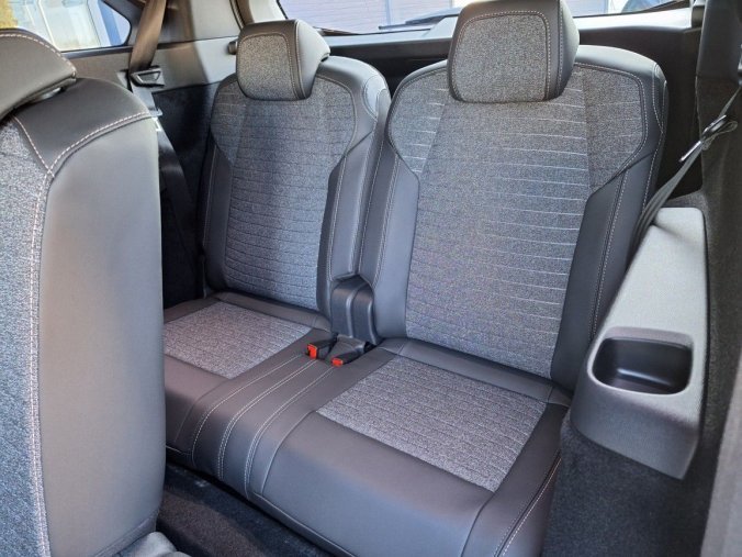 Peugeot 5008, Peugeot 5008 ALLURE Hybrid 136 e-DCS6, barva modrá
