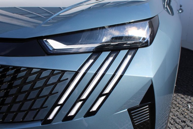 Peugeot 5008, Peugeot 5008 ALLURE Hybrid 145k e-DCS6, barva modrá