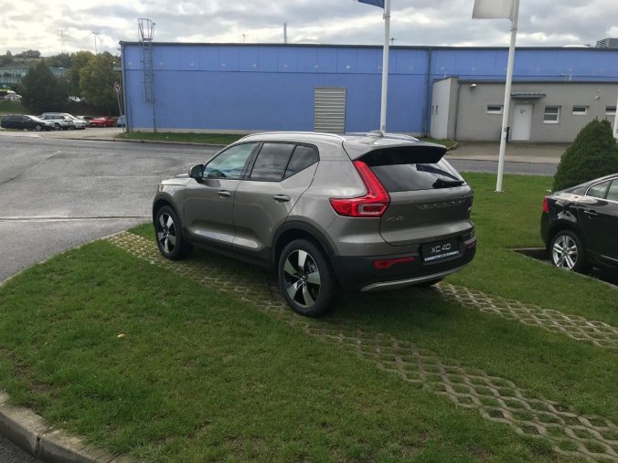 Volvo XC40, SUV, MOMENTUM PRO SUV 2,0 D3 AWD, barva šedá