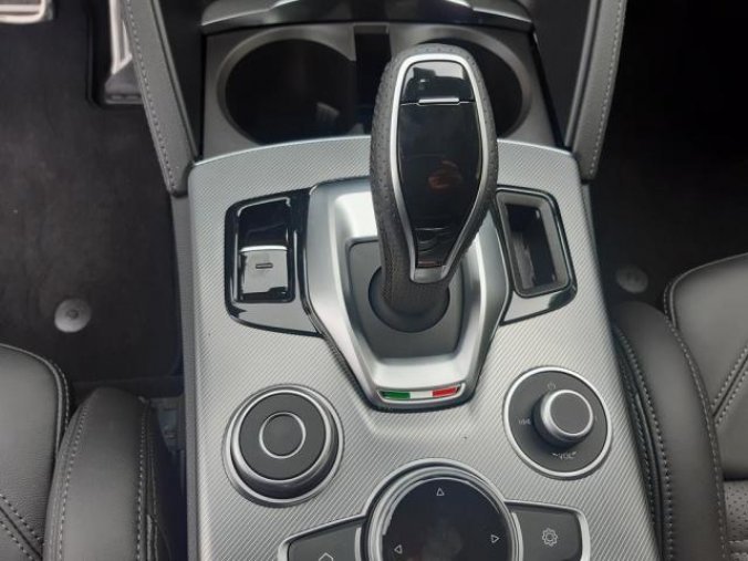 Alfa Romeo Stelvio, Veloce 4x4 2,0 280PS, mod.2022, barva šedá
