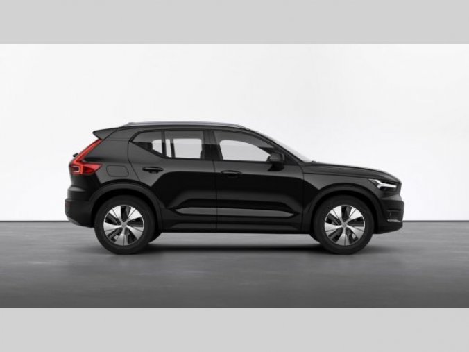 Volvo XC40, T3 1.5L 163 HP MOMENTUM PRO AT, barva černá