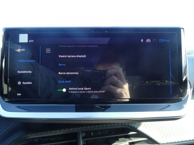 Peugeot 2008, Peugeot 2008 ALLURE Hybrid 145k e-DCS6, barva červená