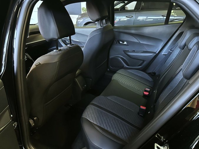 Peugeot 2008, Peugeot 2008 ALLURE Hybrid 145 e-DCS6, barva černá