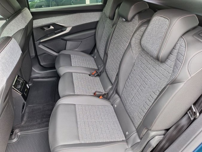 Peugeot 5008, Peugeot 5008 ALLURE Hybrid 145 e-DCS6, barva modrá