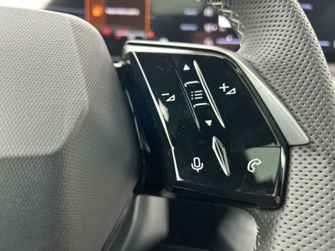 Peugeot 5008, Peugeot 5008 GT Hybrid 145 e-DCS6, barva stříbrná