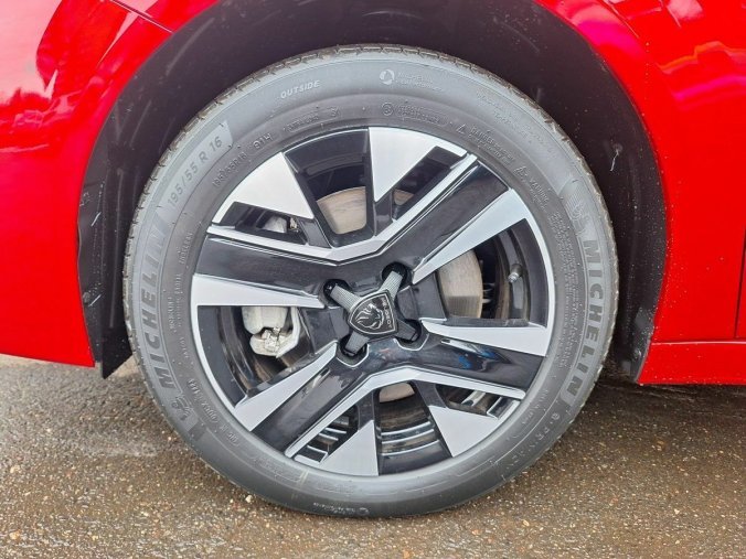 Peugeot 208, Peugeot 208 e-ALLURE Elektromotor 100 kW/1, barva červená