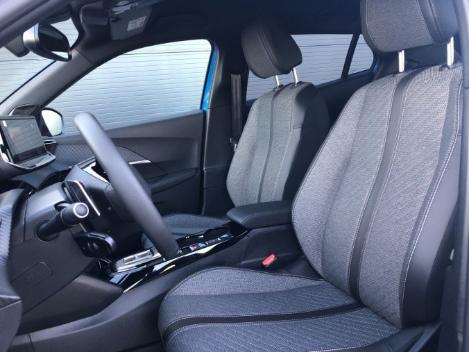 Peugeot 2008, Peugeot 2008 ALLURE PureTech 130 S&S EAT8, barva červená