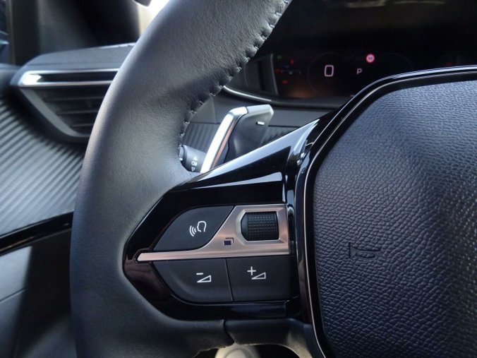 Peugeot 2008, Peugeot 2008 ALLURE Hybrid 145k e-DCS6, barva červená
