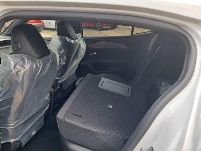 Peugeot 408, Peugeot 408 408 GT Hybrid 145 e-DCS6, barva bílá