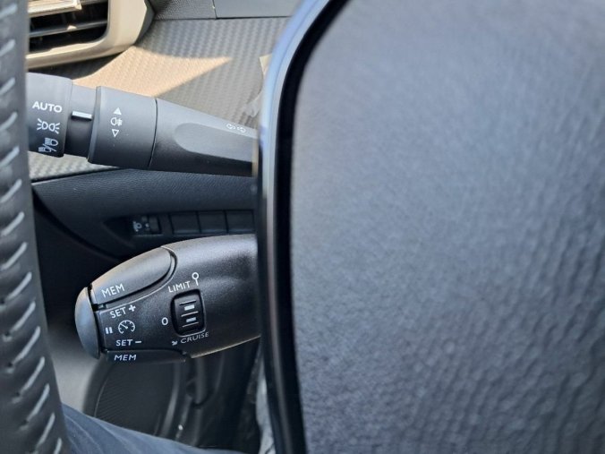 Peugeot 2008, Peugeot 2008 STYLE PureTech 100 S&S MAN, barva modrá