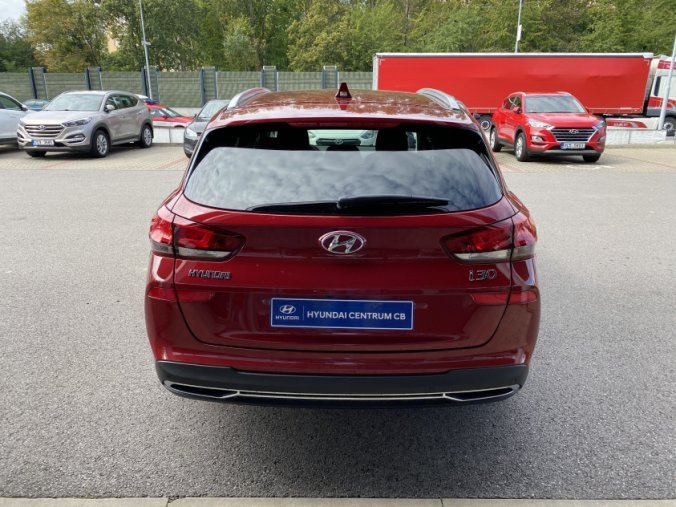 Hyundai i30, 1,5 T-GDI 117 kW iMT MHEV, barva červená