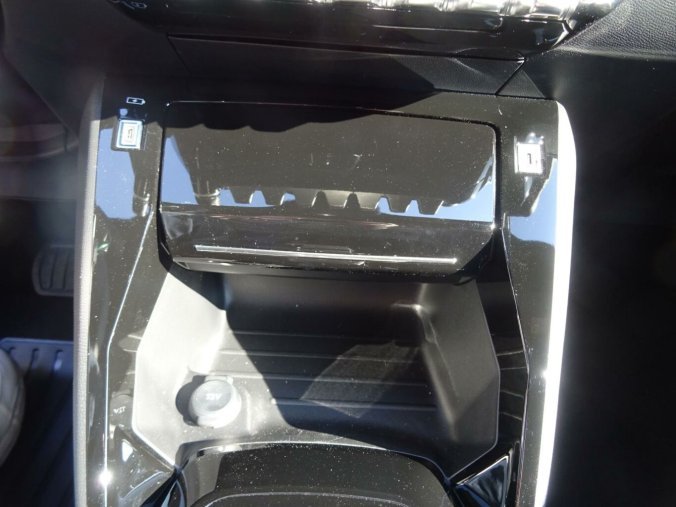 Peugeot 2008, Peugeot 2008 ALLURE Hybrid 145k e-DCS6, barva červená