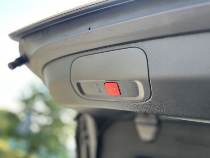 Peugeot 408, Peugeot 408 GT Hybrid 145 e-DCS6, barva bílá