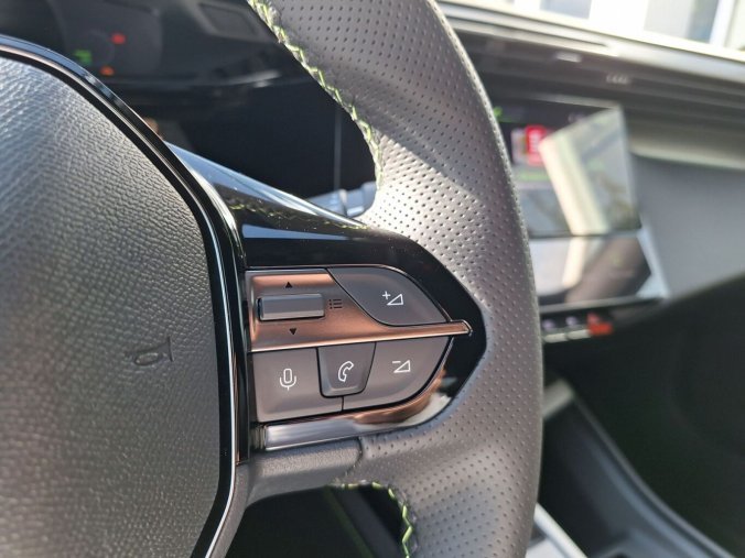 Peugeot 408, Peugeot 408 GT Hybrid 145 e-DCS6, barva červená