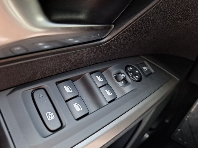 Peugeot 5008, Peugeot 5008 ALLURE Hybrid 145 e-DCS6, barva šedá