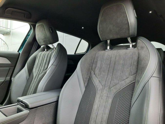 Peugeot 408, Peugeot 408 GT Hybrid 136 e-DCS6, barva modrá