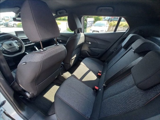 Peugeot 2008, Peugeot 2008 1,2 STYLE Hybrid 145 e-DCS6, barva bílá