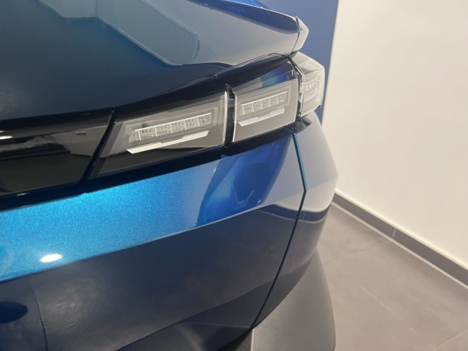 Peugeot 408, Peugeot 408 ALLURE Hybrid 136 e-DCS6, barva modrá