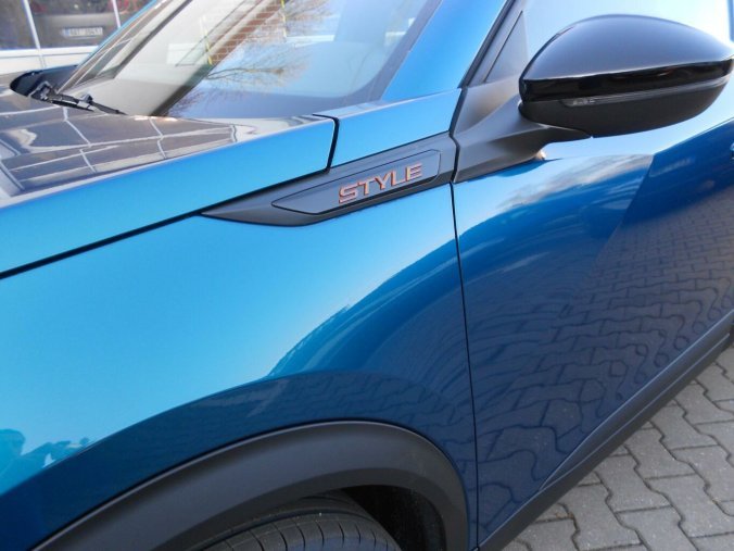 Peugeot 2008, Peugeot 2008 ALLURE Elektromotor 115 kW / 1, barva oranžová