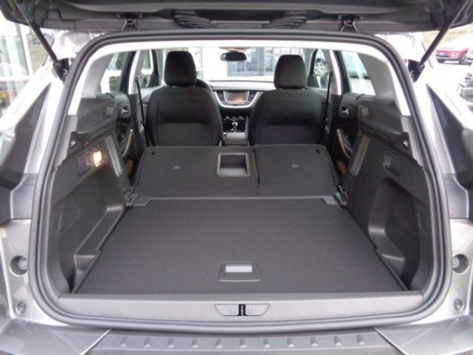 Volvo XC40, T2 1.5L 129 HP MOMENTUM CORE M, barva černá