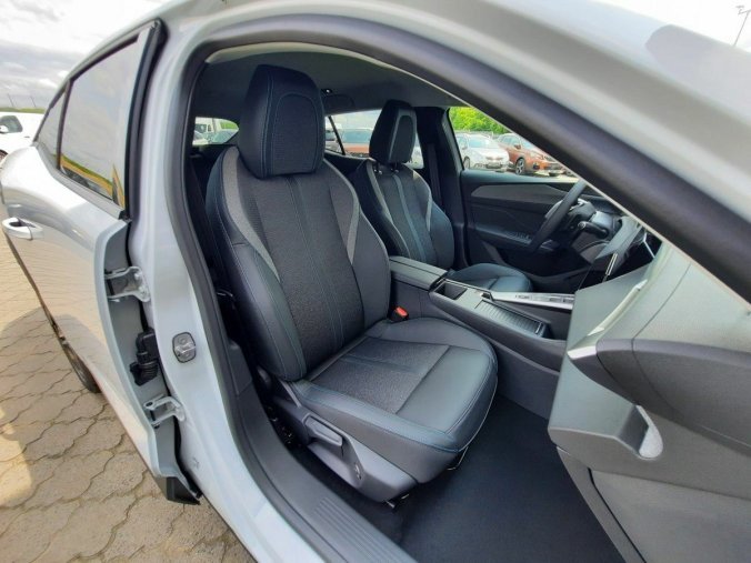 Peugeot 408, Peugeot 408 ALLURE Hybrid 145 e-DCS6, barva bílá