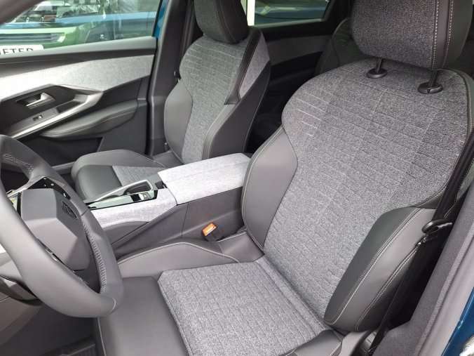Peugeot 5008, Peugeot 5008 ALLURE Hybrid 145 e-DCS6, barva modrá