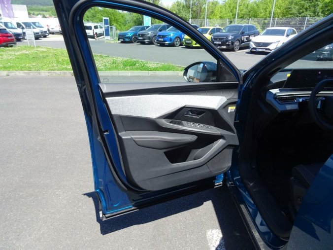 Peugeot 3008, Peugeot 3008 ALLURE HYBRID 145k e-DCS6, barva modrá