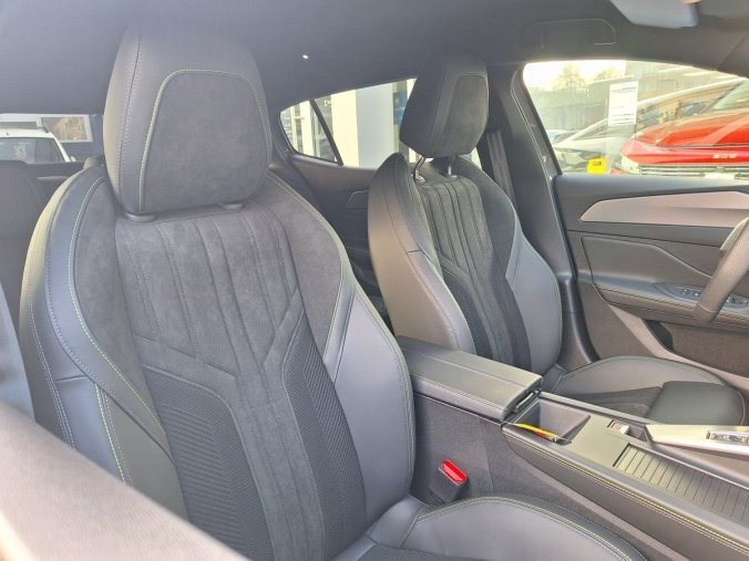 Peugeot 408, Peugeot 408 GT Hybrid 145 e-DCS6, barva bílá