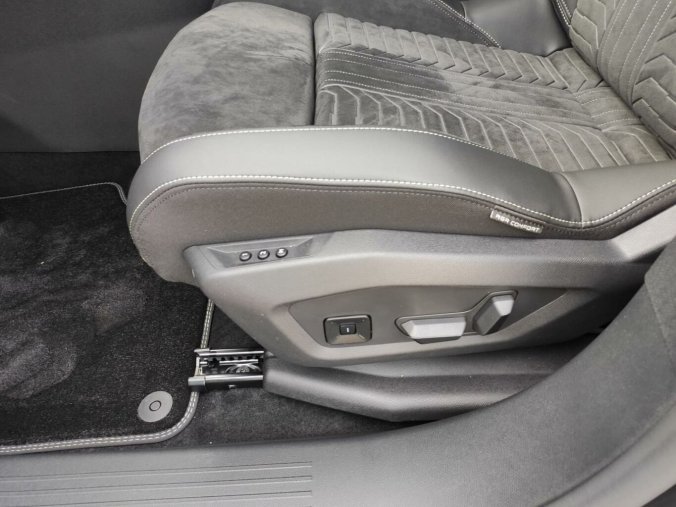 Peugeot 3008, Peugeot 3008 GT 145k AUT HYBRID ALCANTARA, barva šedá