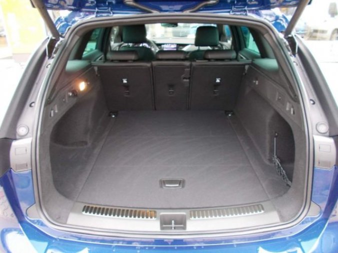 Opel Insignia, Ultimate Sports Tourer F 2.0 D, barva modrá