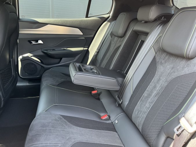 Peugeot 408, Peugeot 408 GT Hybrid 145 e-DCS6, barva bílá