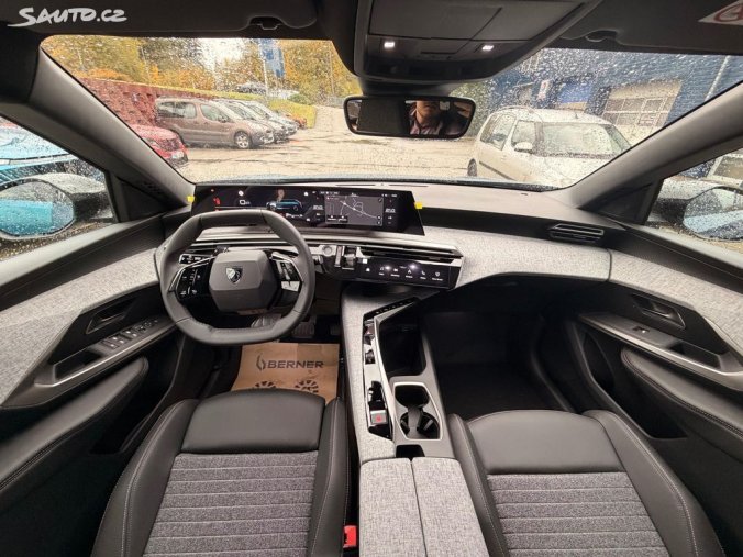 Peugeot 5008, Peugeot 5008 ALLURE Hybrid 145 e-DCS6, barva modrá