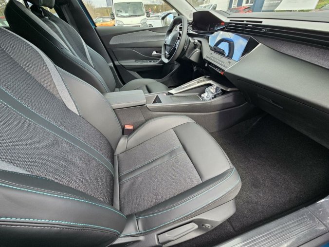 Peugeot 408, Peugeot 408 ALLURE Hybrid 145 e-DCS6, barva modrá