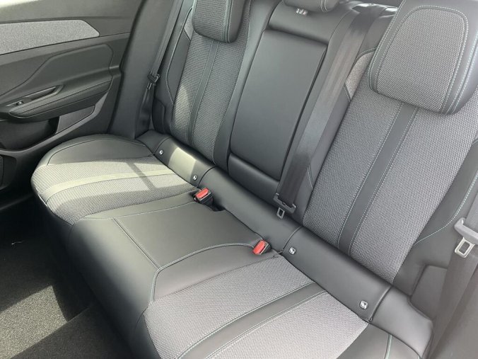 Peugeot 408, Peugeot 408 ALLURE Hybrid 145 e-DCS6, barva modrá