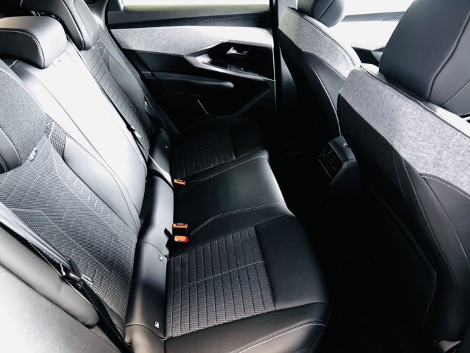 Peugeot 3008, Peugeot 3008 ALLURE Hybrid 145 e-DCS6, barva modrá